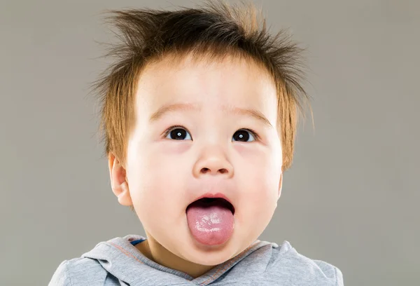 Asia bebé mostrar lengua —  Fotos de Stock