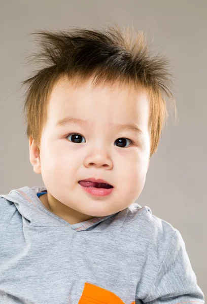 Baby mit lustigem Gesicht — Stockfoto