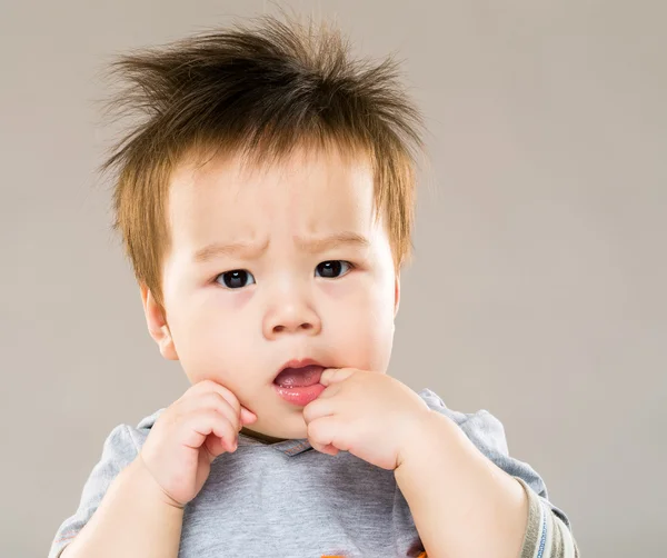 Baby zuigen duim — Stockfoto