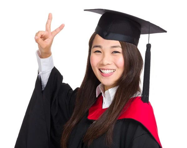 Aziatische afgestudeerde meisje met overwinning teken — Stockfoto