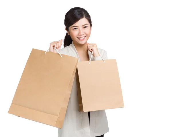 Mujer feliz sosteniendo bolsa de compras —  Fotos de Stock