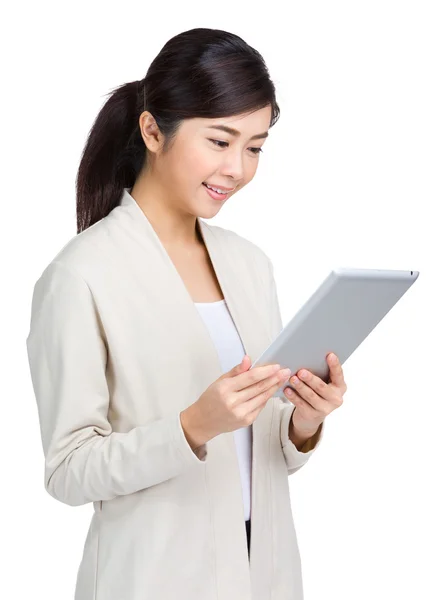 Mujer joven usando tableta —  Fotos de Stock