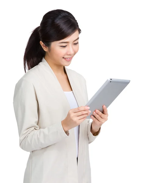 Frau benutzt Tablet-PC — Stockfoto