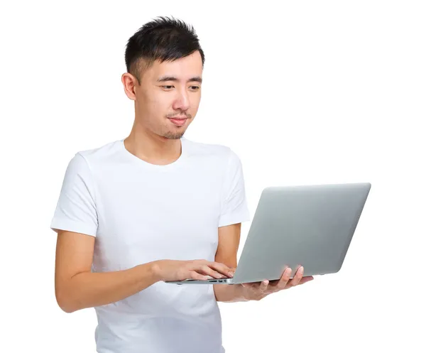 Ásia homem usando laptop computador — Fotografia de Stock