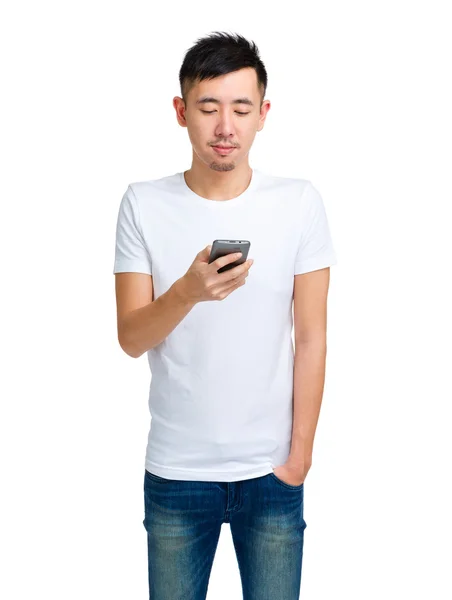 Chinese man met smartphone — Stockfoto