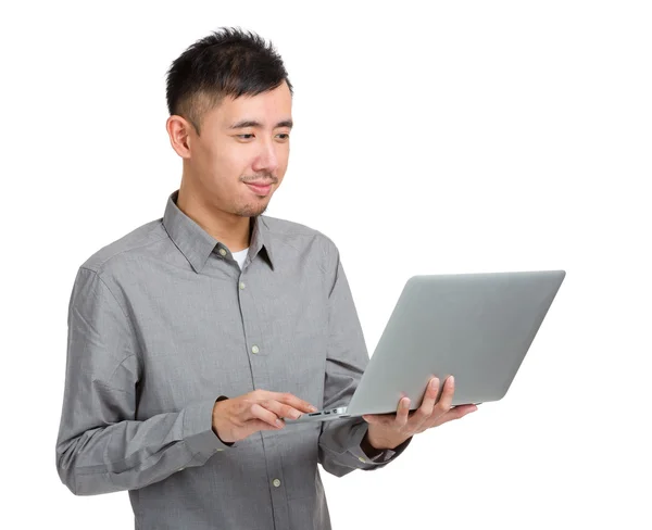 Jonge man aan het werk op laptop — Stockfoto