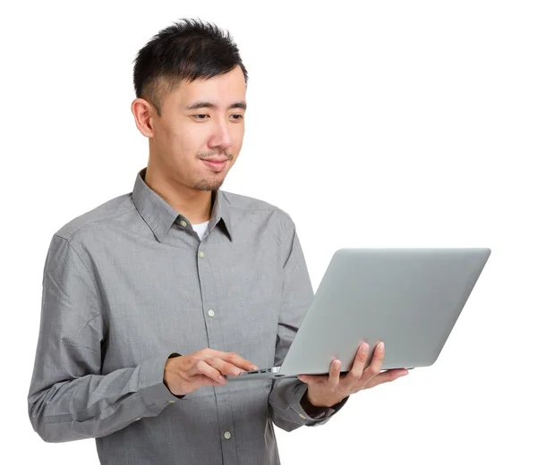 Jonge man met laptop — Stockfoto