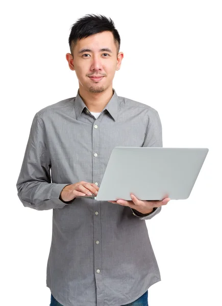 Młody człowiek za pomocą laptopa — Zdjęcie stockowe