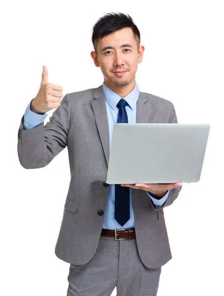 Uomo d'affari con computer portatile e pollice in su — Foto Stock