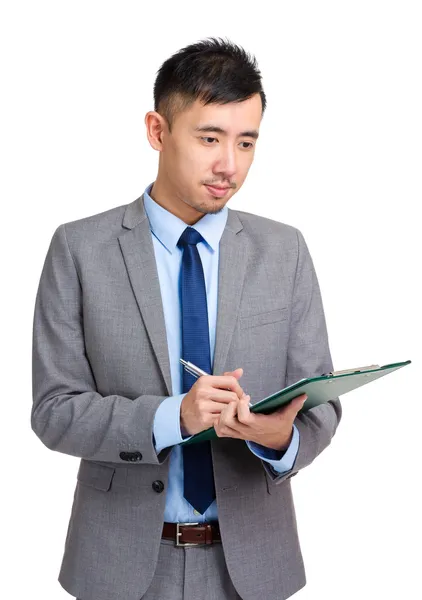 Empresario escribiendo en carpeta — Foto de Stock