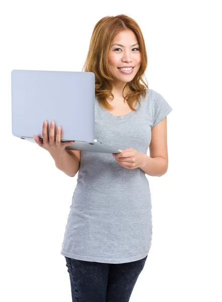 Frau hält Laptop in der Hand — Stockfoto