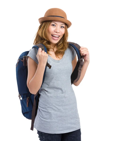 Mladá žena s batohem — Stock fotografie