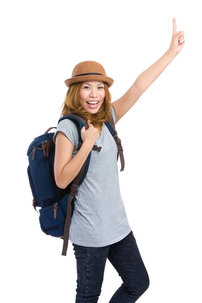 Heyecanlı kadın sırt çantası ile seyahat gitmek — Stok fotoğraf