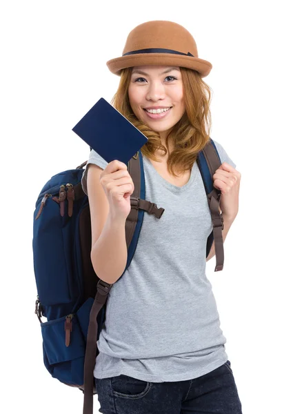 Туристка с рюкзаком и паспортом — стоковое фото