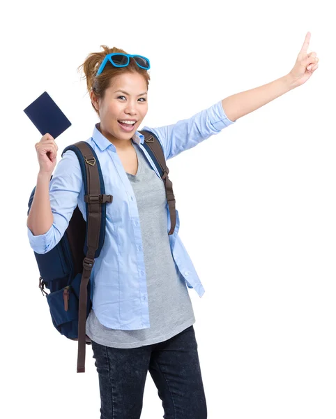 Mulher turista segurando passaporte — Fotografia de Stock