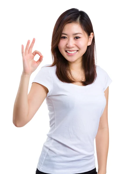 Krásná mladá žena ukazuje Ok znamení — Stock fotografie