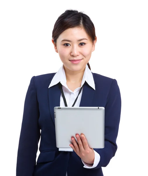 Mujer de negocios sosteniendo tableta — Foto de Stock