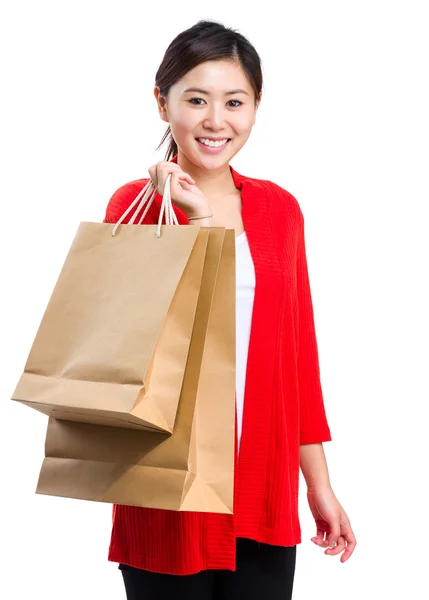 Счастливая улыбающаяся женщина с сумкой — стоковое фото