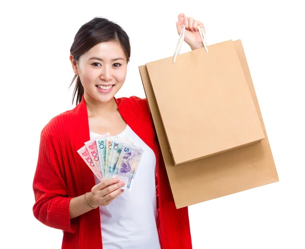 Woman holding shopping bag and cash — Stock Photo, Image