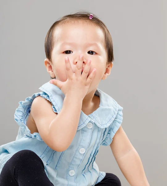 Little girl with hand cover her mouth — Stock Photo, Image