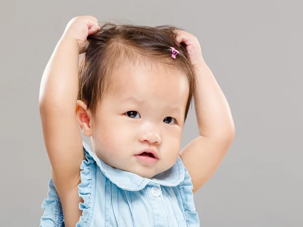 Bebé rascarse el cabello —  Fotos de Stock