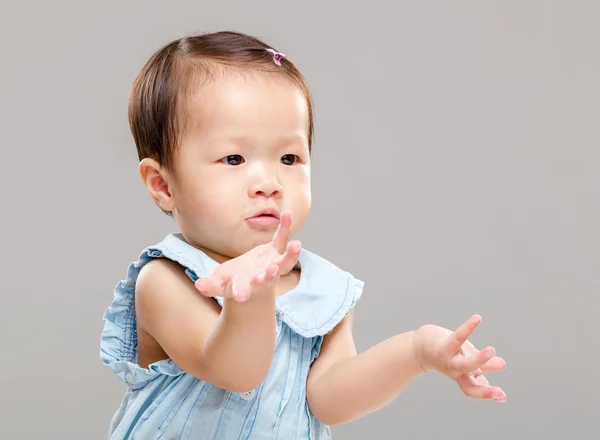 Bambina con postura della mano — Foto Stock
