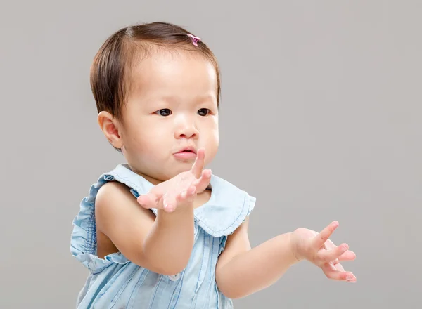 Niña con postura de mano —  Fotos de Stock