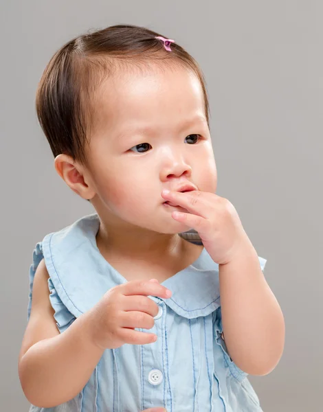 Baby flicka suger finger — Stockfoto