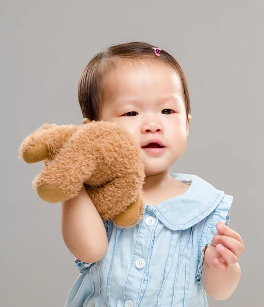 Baby flicka håller hennes Björn docka — Stockfoto