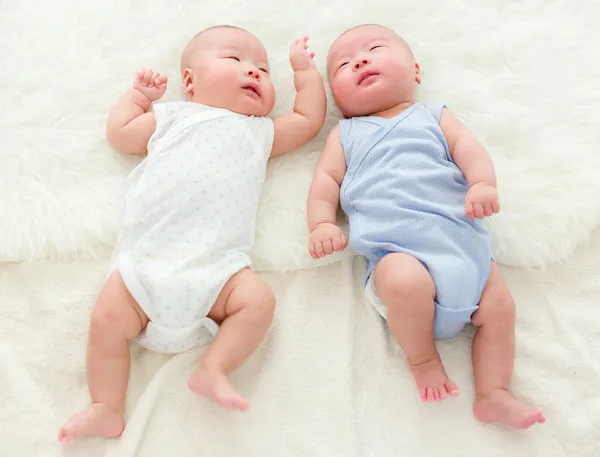 Pasgeboren tweeling slapende baby — Stockfoto