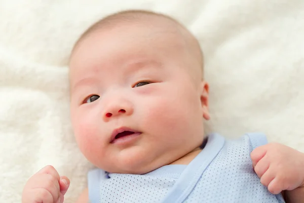 Een nachtvlinder pasgeboren baby — Stockfoto