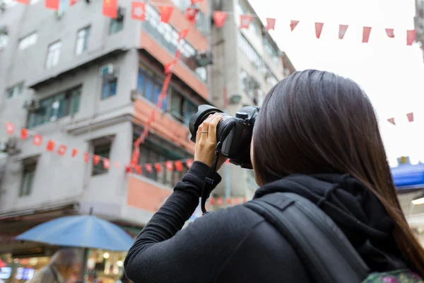 Mujer tomando fotos usando la cámara — Foto de Stock