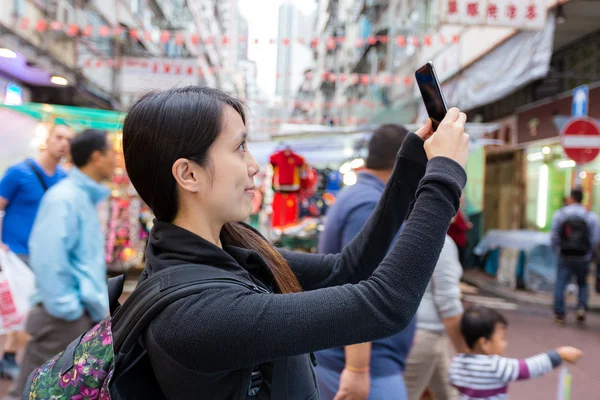 Jovem turista tirar selfie no mercado de rua em Hong Kong — Fotografia de Stock