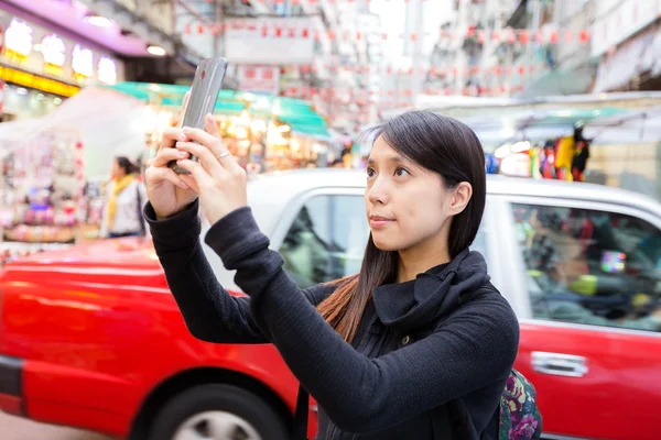 Tourist taking photo in Hong Kong — Stock Photo, Image