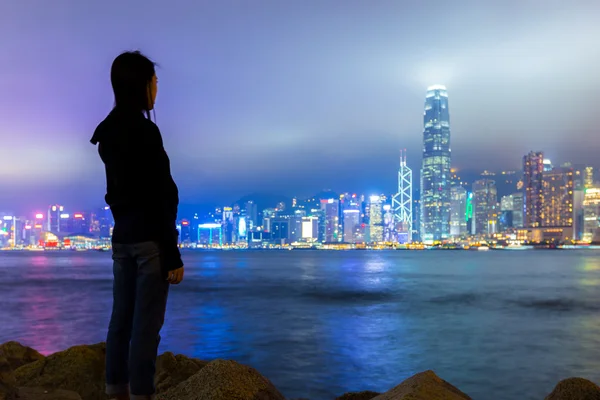 Girl viewing Hong Kong skyline at night — Stock Photo, Image