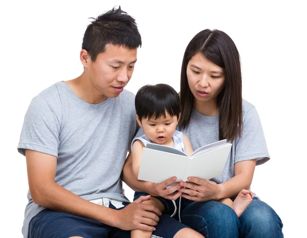 Aziatische bovenliggende lezen boek met baby zoon — Stockfoto