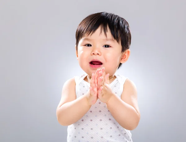 Bebé niño aplaudiendo mano — Foto de Stock