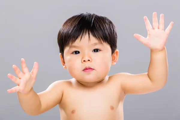 Baby jongen twee hand opgewekt — Stockfoto