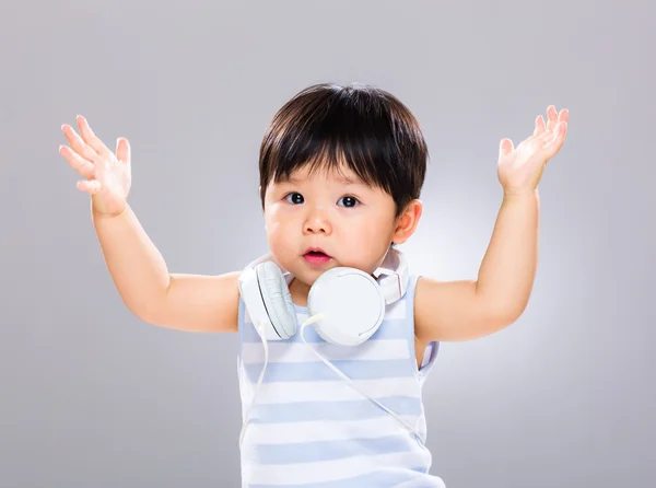 Bayi dengan headphone dan tangan ke atas — Stok Foto