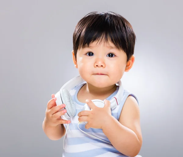 Ребенок с наушниками — стоковое фото