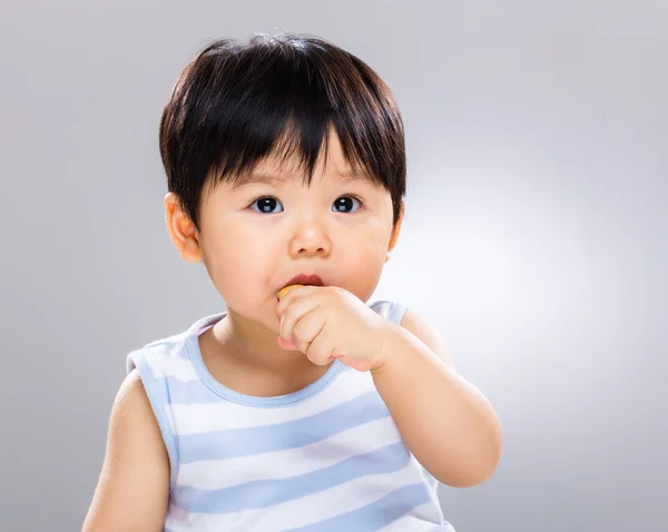 Baby boy äta cookie — Stockfoto