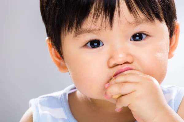 Küçük çocuk beslenme bisküvi yakın çekim — Stok fotoğraf