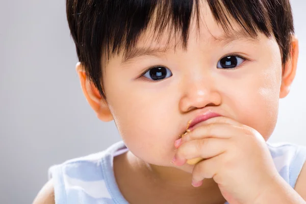 Menino comendo biscoito de perto — Fotografia de Stock