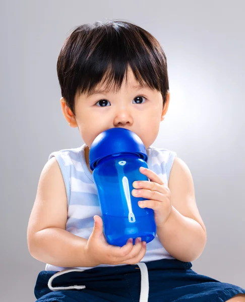 Niño adorable bebiendo del biberón — Foto de Stock