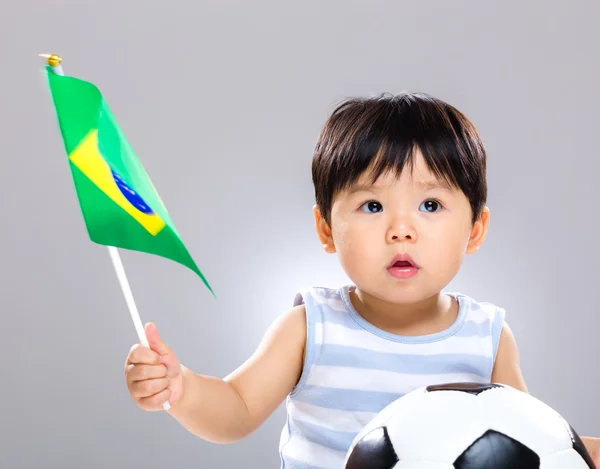 Bebé hijo sosteniendo bandera amd pelota de fútbol — Foto de Stock