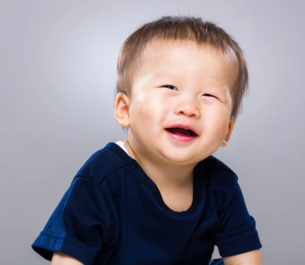 Menino feliz com fundo cinza — Fotografia de Stock