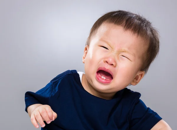 Mały chłopiec płacze. — Zdjęcie stockowe