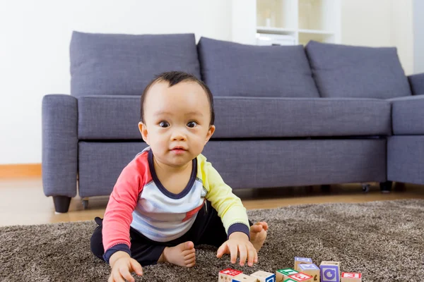 Asia bebé jugar juguete bloque en casa — Foto de Stock