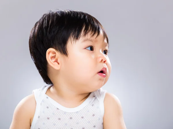 Kleiner Junge, der eine andere Seite sieht — Stockfoto