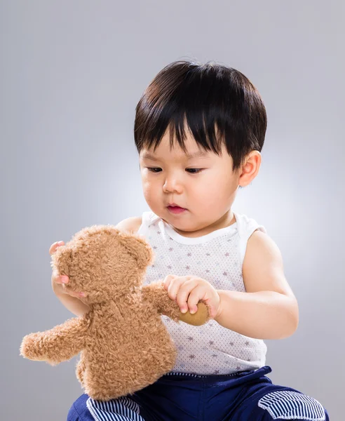 Azjatycki chłopiec trzyma zabawka lalka — Zdjęcie stockowe